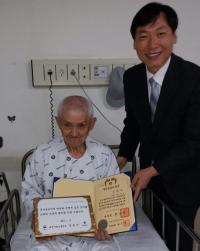  6·25참전자에 국가유공자 증서 전수 