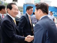 [포토] 정세균 의장 맞이하는 권영진 대구시장