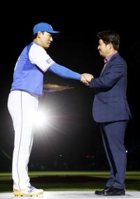 [포토]이승엽 은퇴식, 동판액자 전달하는 권영진 대구시장