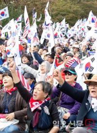 태극기 흔드는 박근혜 전 대통령 지지자들
