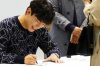 대세배우 이시언, 가을 댄디룩 입고 롯데백화점 부산본점서 팬 사인회