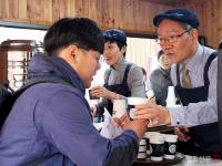 [포토]  따뜻한 커피 나눠주는 정대화 상지대학교 총장직무대행 