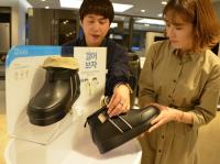 [포토] 신고 다니는 발 마사지기 'i Shoes'