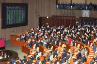 자유한국당 표결 불참 속 예산안 국회 통과