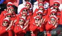 북한 응원단 ‘선글라스 눈에 띄네’