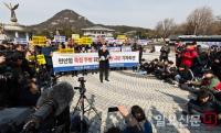 청와대 앞에서 열린 천안함 유가족 기자회견