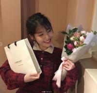 '나의 아저씨' 아이유, 강한나와 함께 해맑은 일상 공개 "보조개 공주님과 함께"