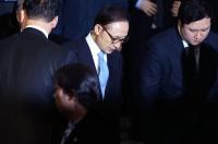 [속보] 이명박 전 대통령, 박근혜에 이어 결국 구속...법원 “증거 인멸 우려 크다”