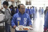 오거돈 “부산 정치권력 교체 특명 받들겠다”...정경진 “당 결정 수용”