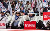 ‘24년 선고’에 울먹이는 박 전 대통령 지지자