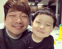 김재욱, 붕어빵 아들과 함께하는 ‘육아스타그램’ 눈길 “마냥 귀요미” 
