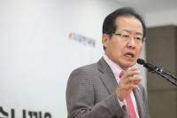 홍준표 대표 “북핵 문제가 한바탕 쇼로 풀어지지 않는다”