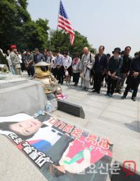 박정희 묘소에 참배하는 시민들