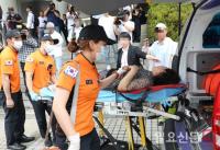 구급차에 실려나가는 박근혜 전 대통령 지지자