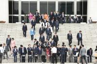 단체사진 촬영 나서는 국회의원들