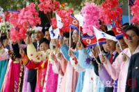환영하는 북한 시민들 ‘한반도기 흔들며’