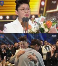 [2018 MBC 연예대상] 이영자, KBS에 이어 MBC서도 ‘대상’ 수상…송 매니저도 ‘눈물’