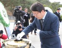 [포토] 국립영천호국원, 분향하는 권영진 대구시장 