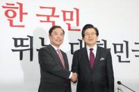 ‘정치 신인’ 황교안 전 총리 한국당 입당