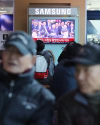 베트남 도착한 김정은 국무위원장의 모습을 tv로 시청하는 시민들
