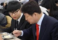 '중학교 전면 무상급식 첫 날' 학생들과 식사하는 권영진 대구시장