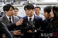 "포토라인 서게 하면 출석 안해" 경찰 청탁 의혹 유인석 유리홀딩스 대표, 출석마저 '딜'했나