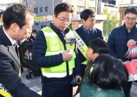 이철우 지사, 아이언맨 변장…초등 1학년 교실서 1일 교사 가져