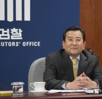 김학의 '별장 성접대' 새 국면…검찰 '제 몸 제가 겨눌 수 있을까'