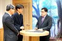 주낙영 경주시장, "직원 눈높이 소통…직원과 서서 결재"