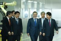 문 대통령, "대구 숙원 '공항·물·로봇' 선물 보따리 풀었다"