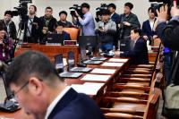 KT화재 청문회, 장관 불참에 한국당 항의