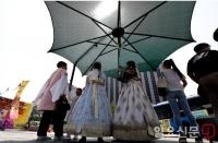 [날씨] 오늘날씨, 화요일 낮에도 30도 안팎 ‘더위’…서울-경기 ‘빗방울’