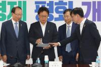 국회 온 김상조, 정무위 당정협의 참석