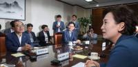 "김해신공항 총리실 검증 결정···권영진·이철우 '정치적 결정' 유감"