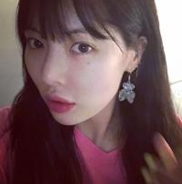 현아, 입술 성형 논란에 “화장일 뿐” 해명+‘비키니’ 사진으로 당당 근황 