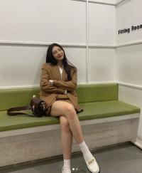레드벨벳 조이, 재킷+초미니 스커트로 완성한 패션 인증샷 “모델 포스” 