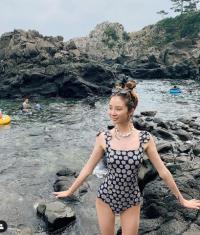 모델 아이린, 제주도 여행서 공개한 수영복 인증샷 눈길 ‘완벽 인형몸매’