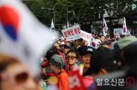 ‘광화문 집회’ 각목 휘둘러 경찰 폭행…보수집회 참가자들 연행