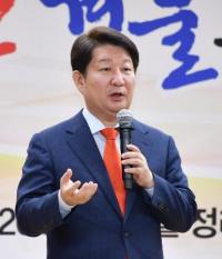 권영진 대구시장 "대구공항 노선철수 항공사 매정하다"