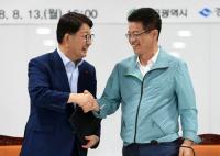 이철우 경북지사-권영진 대구시장, 다섯 번째 '교환근무'…상생협력 다져 
