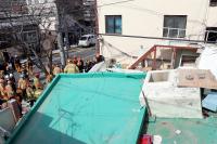 부산 연제구 단독주택 붕괴 사고…매몰 작업자 5명 중 2명 구조