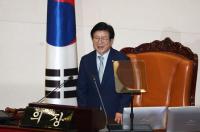 박병석 국회의장 선출…통합당 첫 본회의부터 보이콧