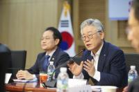 이재명, "빈자들에게 상환책임 떠넘기면 안돼"...기본대출 필요성 강조