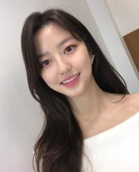 김현수 스페셜MC, 진주 귀걸이 하고 여신미모 인증샷 ‘우아美’