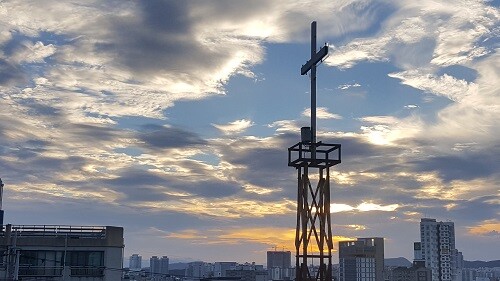 25일 질병관리청이 코로나19 집단감염이 발생한 종교시설 가운데 교회감염이 88%로 대다수를 차지했다고 밝혔다.