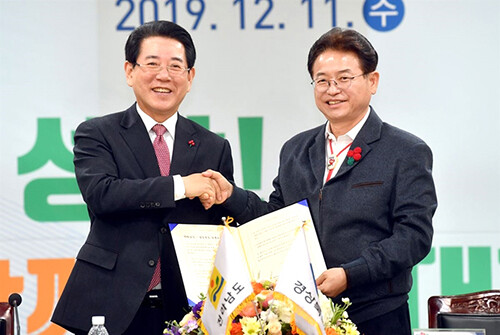 사진은 2019년 12월11일 경북도청에서 열린 경북도와 전남도 간 상생교류협약 체결식. 왼쪽부터 김영록 전남지사, 이철우 경북지사 (사진=일요신문 DB)