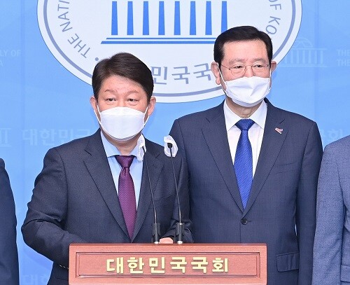 26일 국회 소통관에서 권영진 대구시장과 이용섭 광주시장이 '2038 하계 아시안게임 대구-광주 공동 유치'를 선언하고 있다 (사진=대구시 제공)