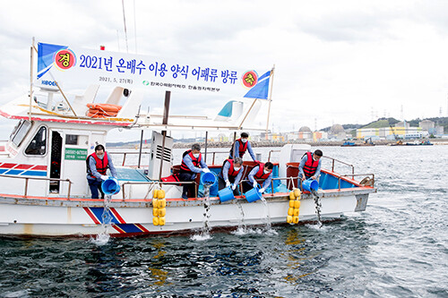 27일 울진군 북면 석호항에서 박범수 본부장 등 행사 참가자들이 강도다리를 직접 방류하고 있다 (사진=한울본부 제공)