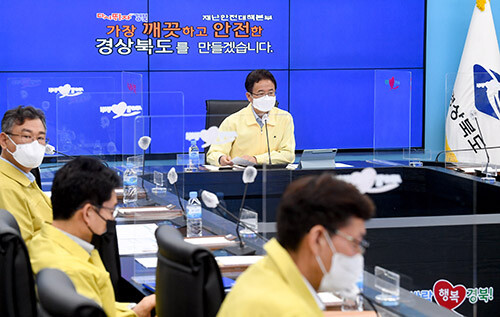 27일 이철우 지사 주재로 코로나19 고령층(60~74세) 예방접종 예약률 제고를 위한 긴급 영상회의가 열리고 있다. 이날 회의에는 23개 시‧군 시장‧군수가 참석했다. (사진=경북도 제공)