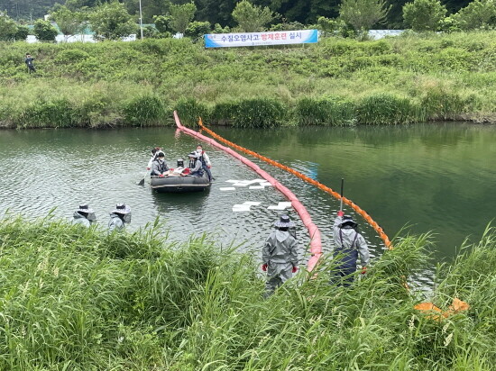 대포천에서 실시한 수질오염사고 방제훈련 장면.